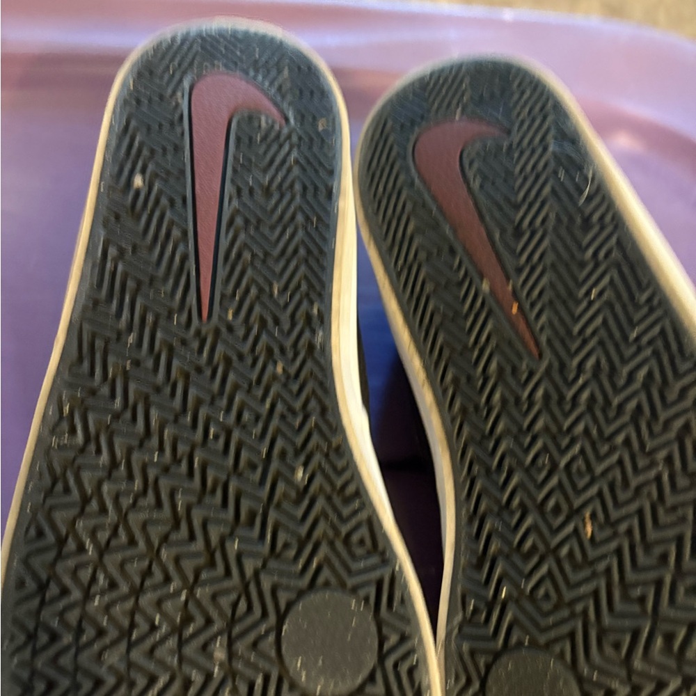 Nike Black and White Sneakers Comfortable Athletic Design - Picture 5 of 6